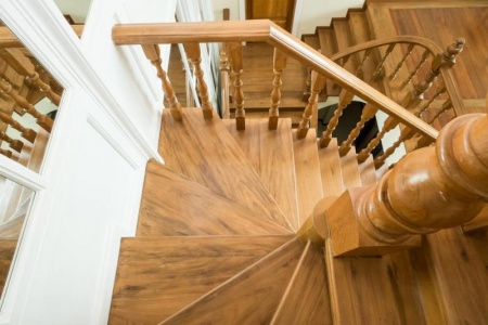 Un escalier int&eacute;rieur en bois s'int&egrave;gre selon la configuration de votre maison &agrave; Douarnenez